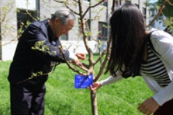 草莓视频入口在线观看海棠北大捐赠仪式